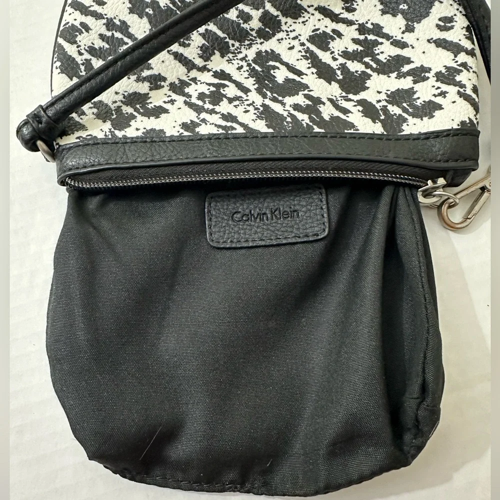 Calvin Klein Womens Black White Animal Print  Wristlet Purse